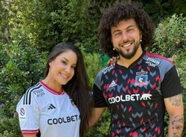 Primer plano a Maximiliano Falcón y Florencia Pouso con camiseta de Colo-Colo.