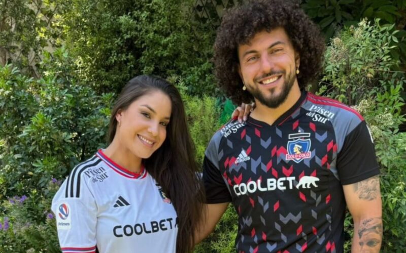 Primer plano a Maximiliano Falcón y Florencia Pouso con camiseta de Colo-Colo.