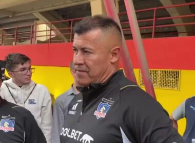 Jorge Almirón en el ingreso al Estadio Santa Laura.