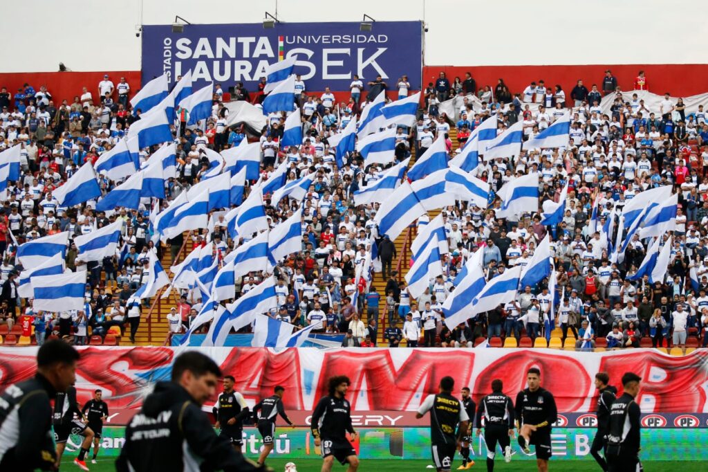 Barra Universidad Católica en el Estadio Santa Laura para el partido ante Colo-Colo