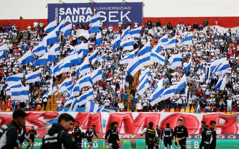 Barra Universidad Católica en el Estadio Santa Laura para el partido ante Colo-Colo