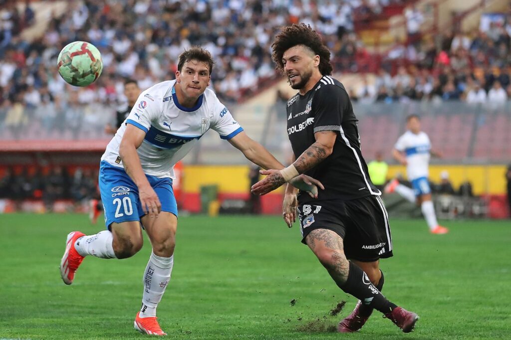 Maximiliano Falcón en un cruce en el partido frente a Universidad Católica.