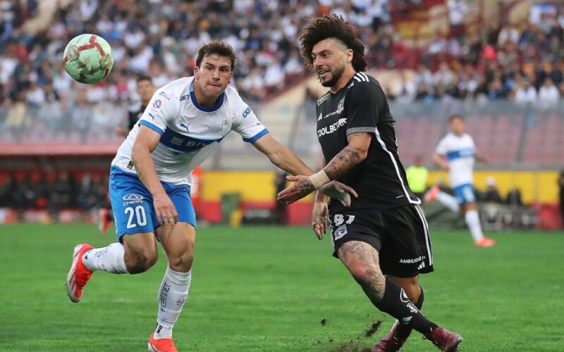 Maximiliano Falcón en un cruce en el partido frente a Universidad Católica.