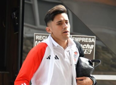 Primer plano a Pablo Solari bajando de un bus con indumentaria de River Plate.