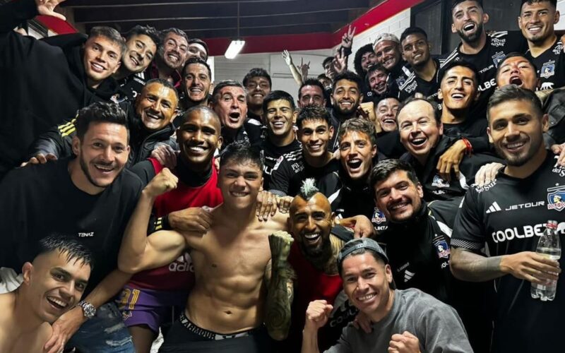 Plantel de Colo-Colo celebrando el triunfo sobre la UC.