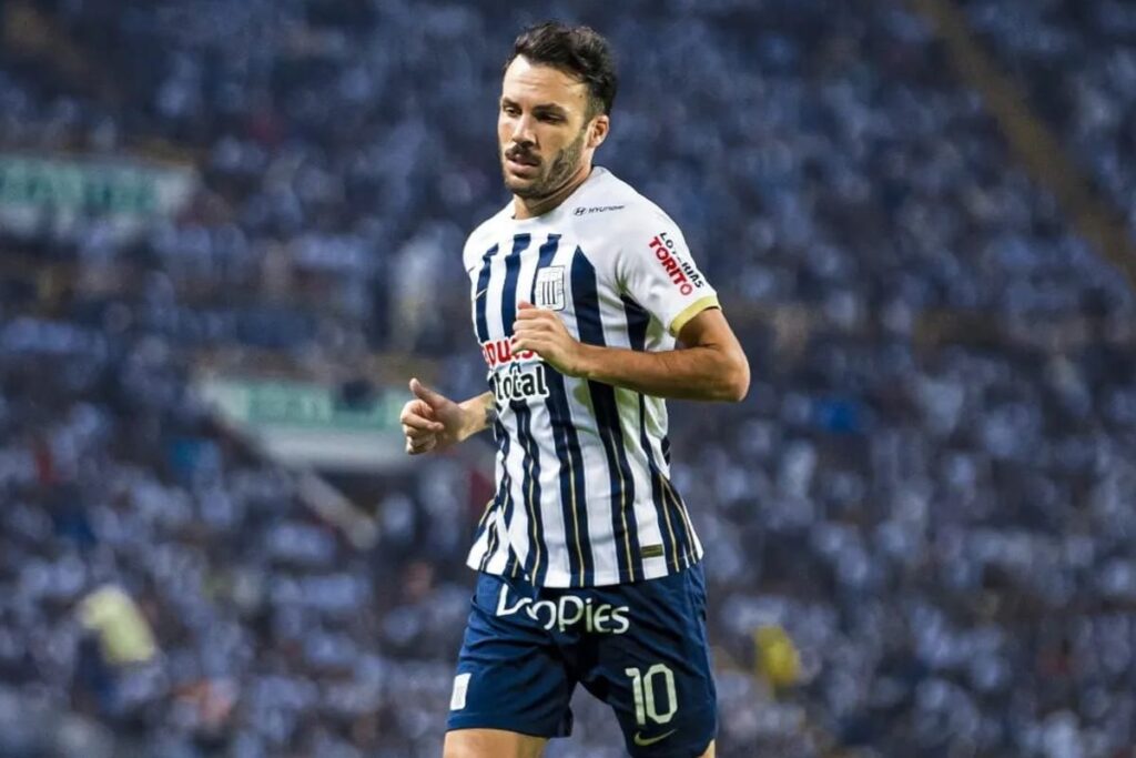 Primer plano a Sebastián Rodríguez con camiseta de Alianza Lima.