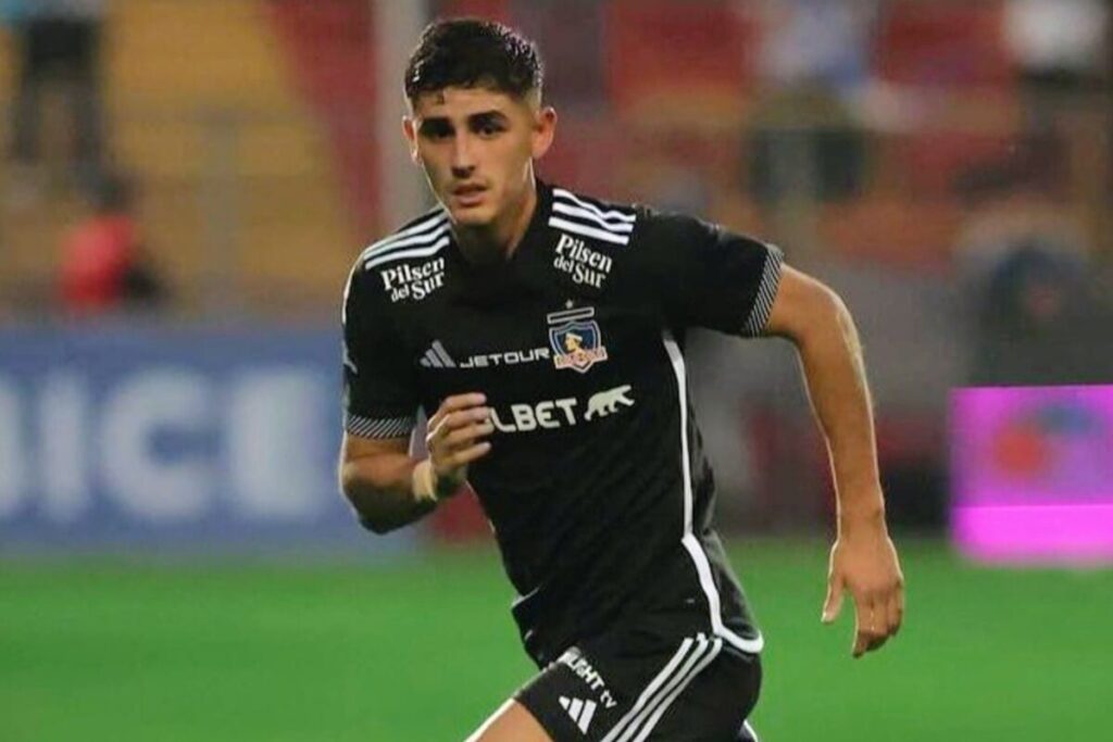 Primer plano a Bruno Gutiérrez jugando con Colo-Colo en el Estadio Santa Laura.