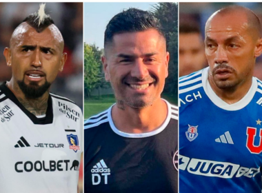 A mano izquierda Arturo Vidal con evidente enojo en pleno partido con la camiseta de Colo-Colo. Por su parte, al centro aparece el ex deportista Jorge Acuña sonriendo, mientras que en el sector derecho aparece Marcelo Díaz como capitán de Universidad de Chile.