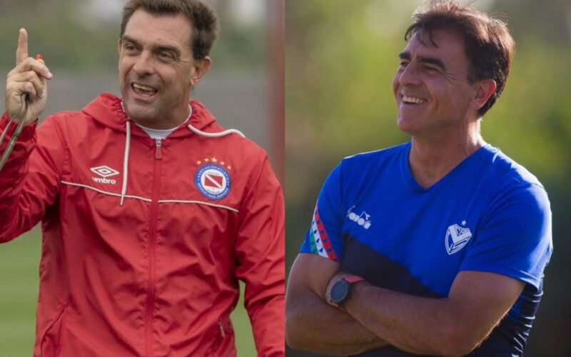 Primer plano a Pablo Guede y Gustavo Quinteros con indumentaria de Argentinos Juniors y Vélez Sarsfield.