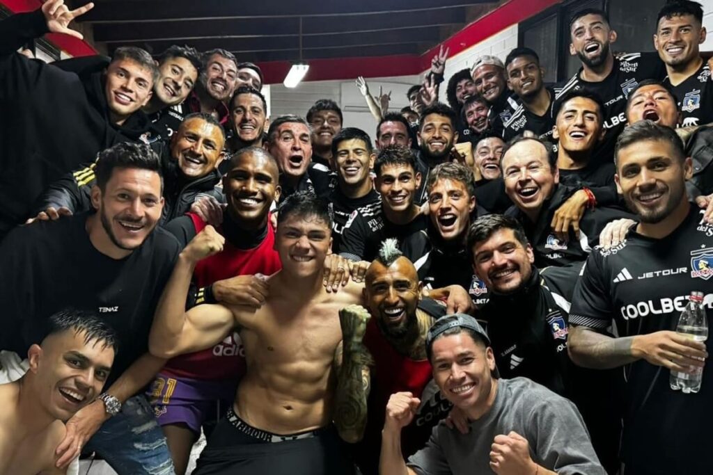 Plantel de Colo-Colo celebrando el triunfo frente a Universidad Católica.