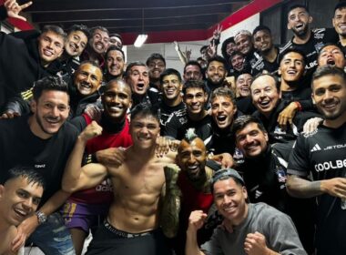 Plantel de Colo-Colo celebrando el triunfo frente a Universidad Católica.