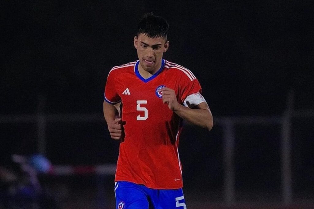 Primer plano a Nicolás Suárez con la camiseta de la Selección Chilena