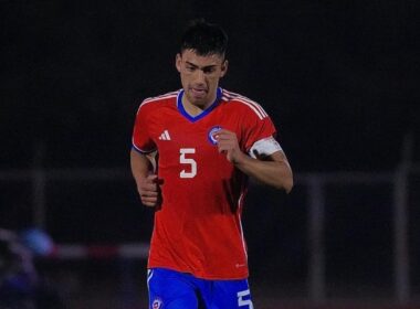 Primer plano a Nicolás Suárez con la camiseta de la Selección Chilena