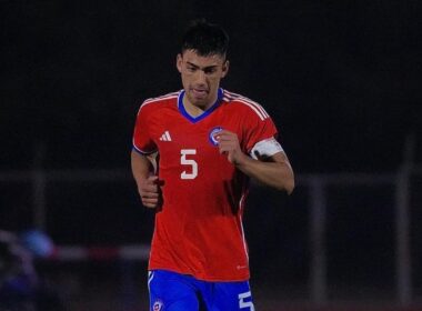 Primer plano a Nicolás Suárez con la camiseta de la Selección Chilena