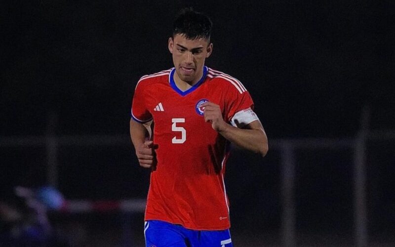 Primer plano a Nicolás Suárez con la camiseta de la Selección Chilena