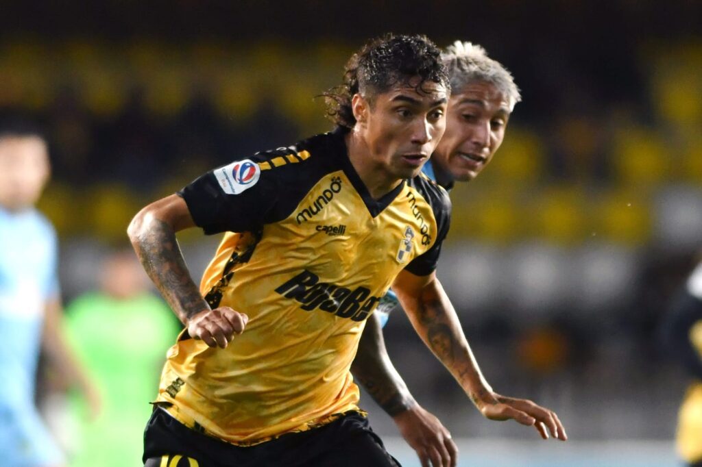 Primer plano a Luciano Cabral disputando un partido con camiseta de Coquimbo Unido.