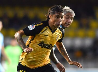 Primer plano a Luciano Cabral disputando un partido con camiseta de Coquimbo Unido.