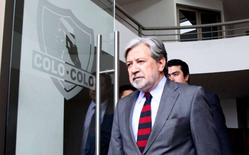 Primer plano a Eduardo Loyola saliendo de las oficinas de Blanco y Negro.