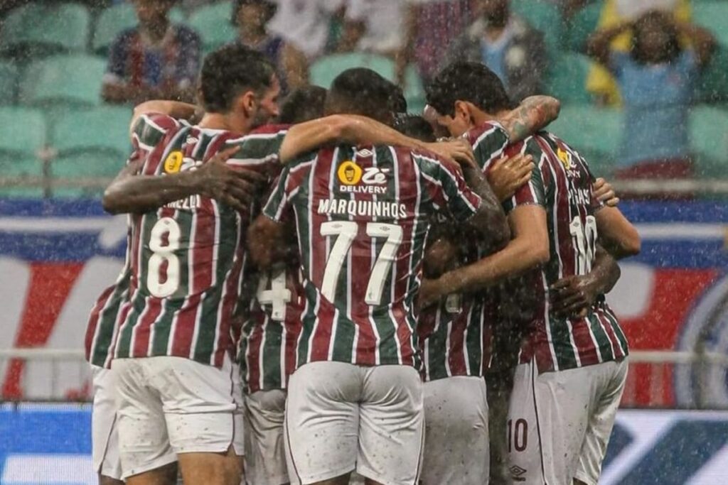 Plantel de Fluminense abrazado