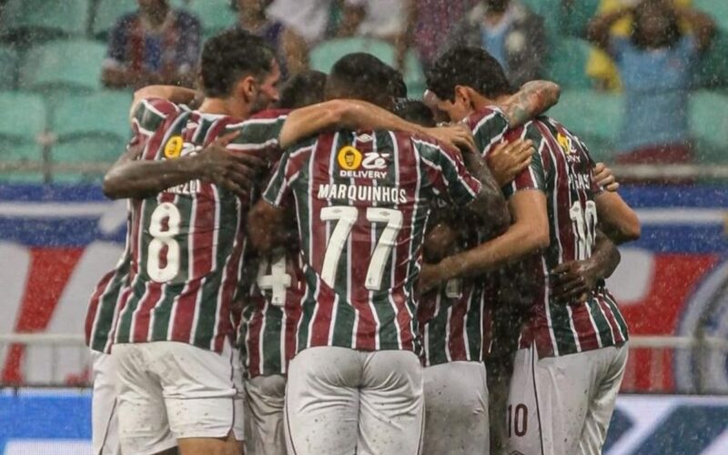 Plantel de Fluminense abrazado