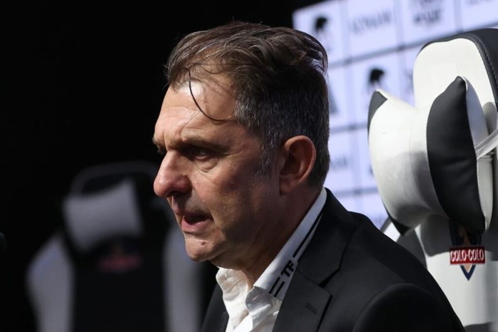 Aníbal Mosa de perfil dando una conferencia de prensa en el Estadio Monumental.