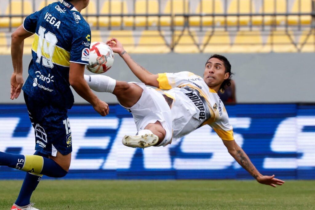 Luciano Cabral anota gol de tijera con Coquimbo Unido ante Everton