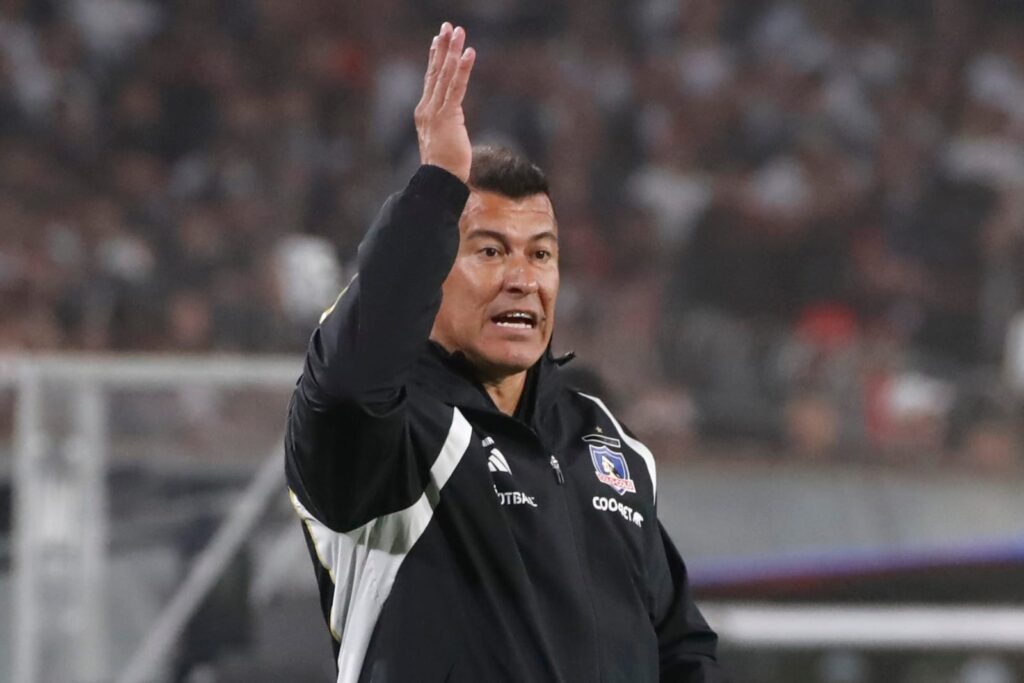 Primer plano a Jorge Almirón dando instrucciones desde el banco de suplentes de Colo-Colo.