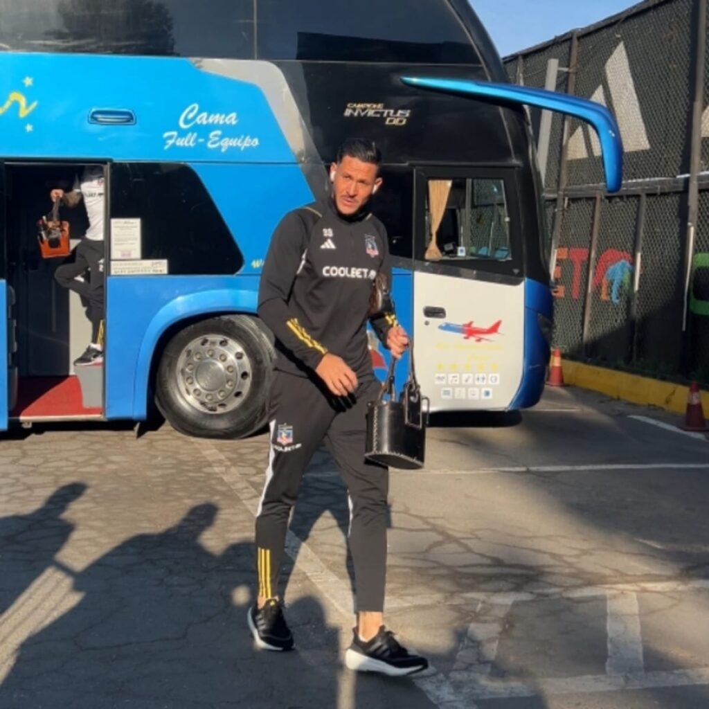 Primer plano a Ramiro González bajando del bus de Unión la Calera.