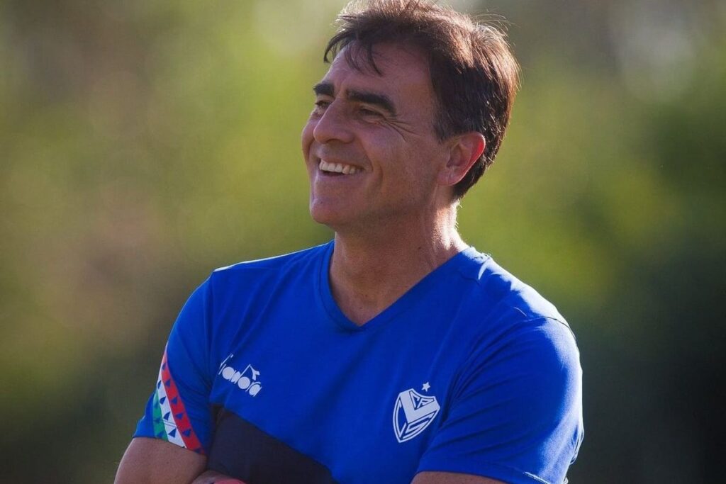 Primer plano a Gustavo Quinteros sonriendo con la camiseta de Vélez Sarsfield.