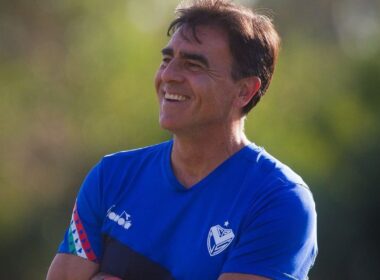 Primer plano a Gustavo Quinteros sonriendo con la camiseta de Vélez Sarsfield.