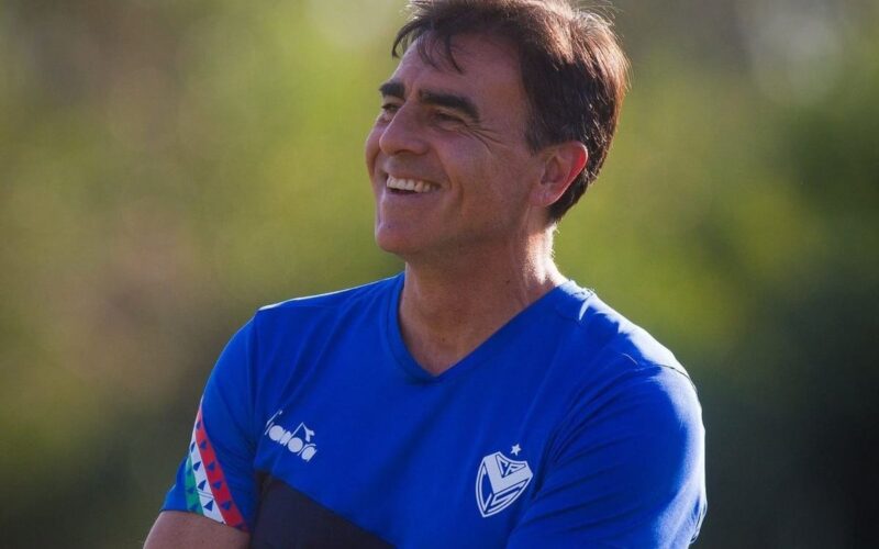 Primer plano a Gustavo Quinteros sonriendo con la camiseta de Vélez Sarsfield.