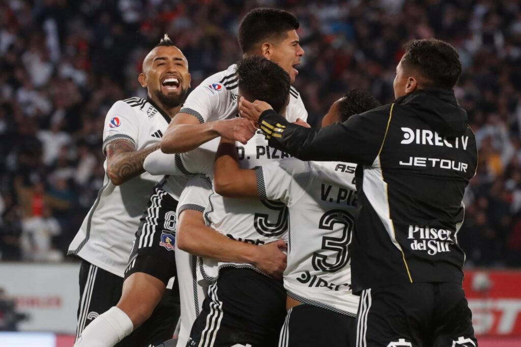 Plantel de Colo-Colo celebrando un gol de Damián Pizarro ante Unión la Calera