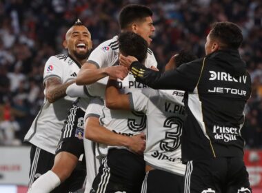 Plantel de Colo-Colo celebrando un gol de Damián Pizarro ante Unión la Calera