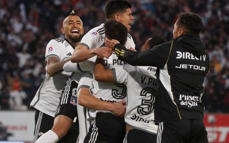 Plantel de Colo-Colo celebrando un gol de Damián Pizarro ante Unión la Calera