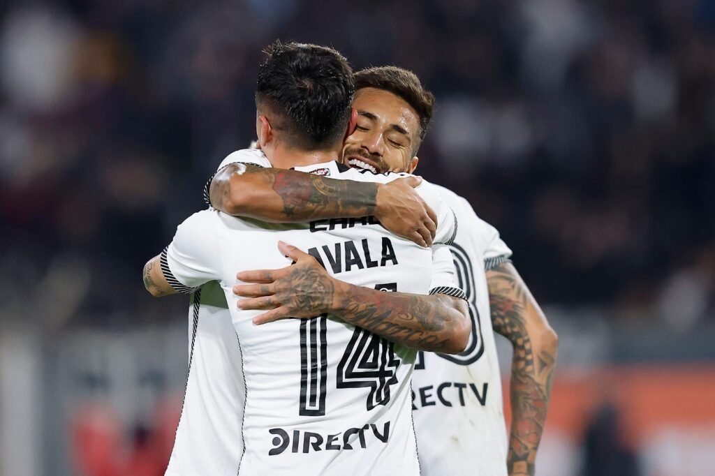 Primer plano a Marcos Bolados y Cristián Zavala celebrando un gol de Colo-Colo