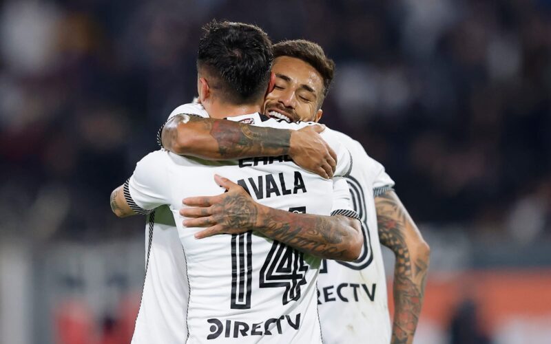 Primer plano a Marcos Bolados y Cristián Zavala celebrando un gol de Colo-Colo