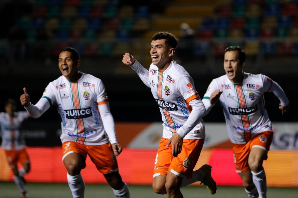 Cobresal celebrando un gol ante Audax Italiano.