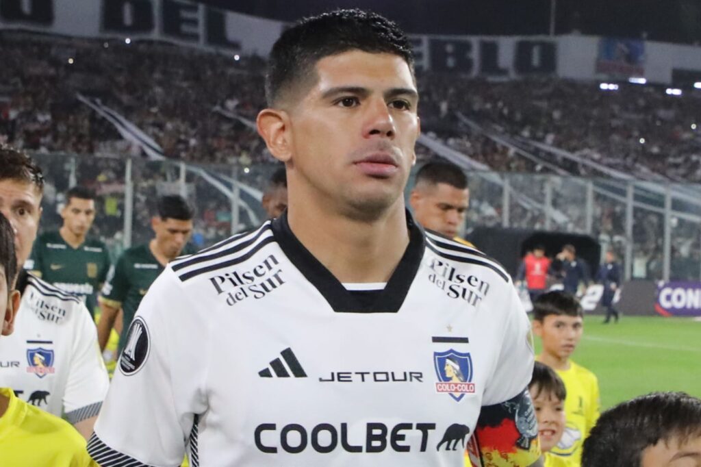 Primer plano a Esteban Pavez entrando a la cancha en el Estadio Monumental.