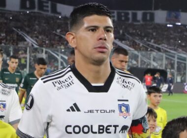 Primer plano a Esteban Pavez entrando a la cancha en el Estadio Monumental.