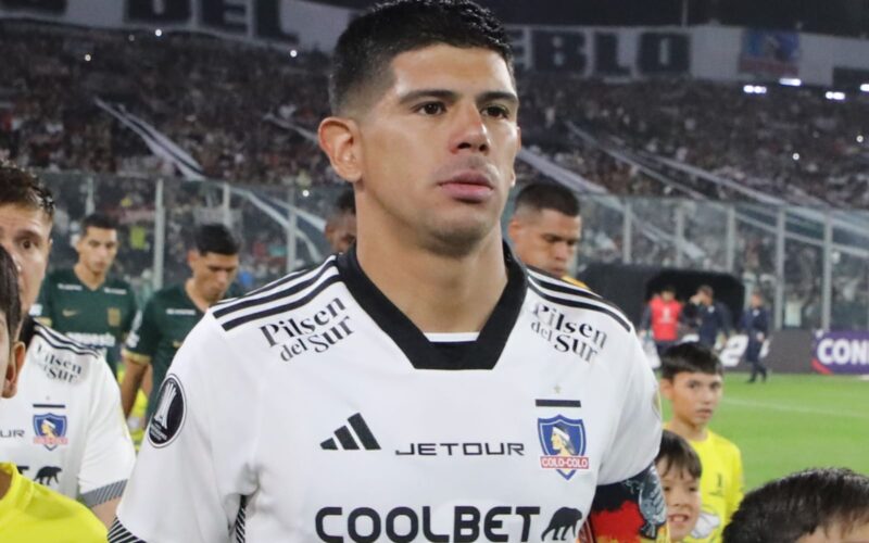 Primer plano a Esteban Pavez entrando a la cancha en el Estadio Monumental.