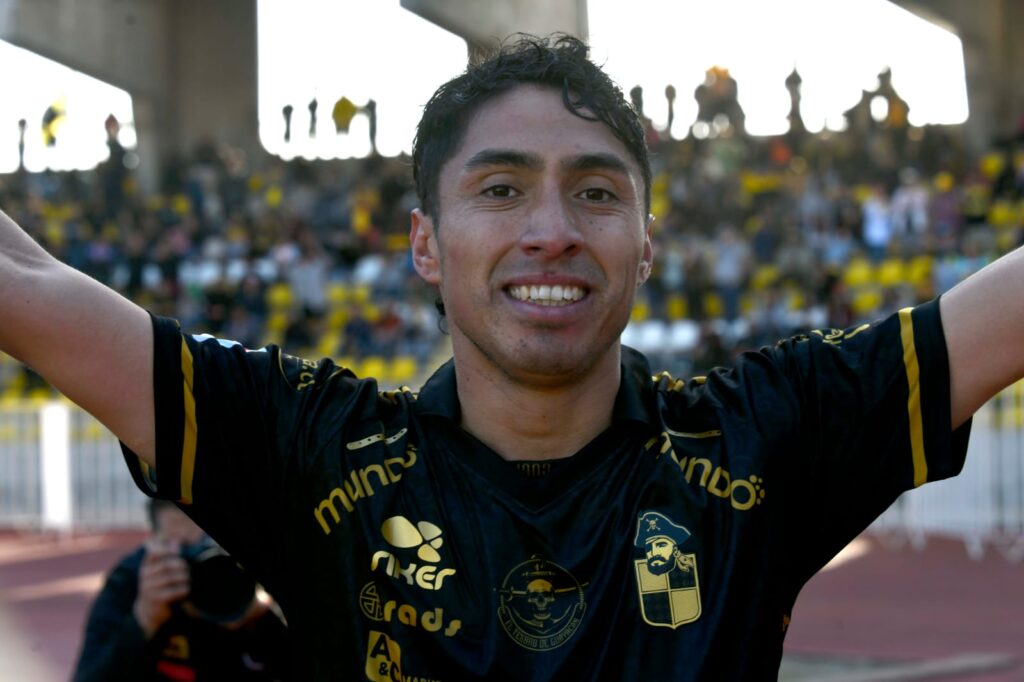 Primer plano a Luciano Cabral celebrando un gol con Coquimbo Unido.