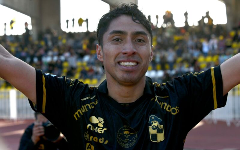 Primer plano a Luciano Cabral celebrando un gol con Coquimbo Unido.