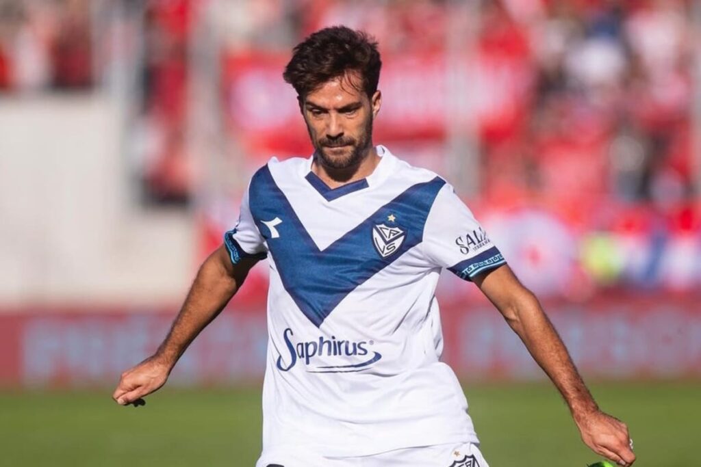 Primer plano a Agustín Bouzat con camiseta de Vélez Sarsfield.