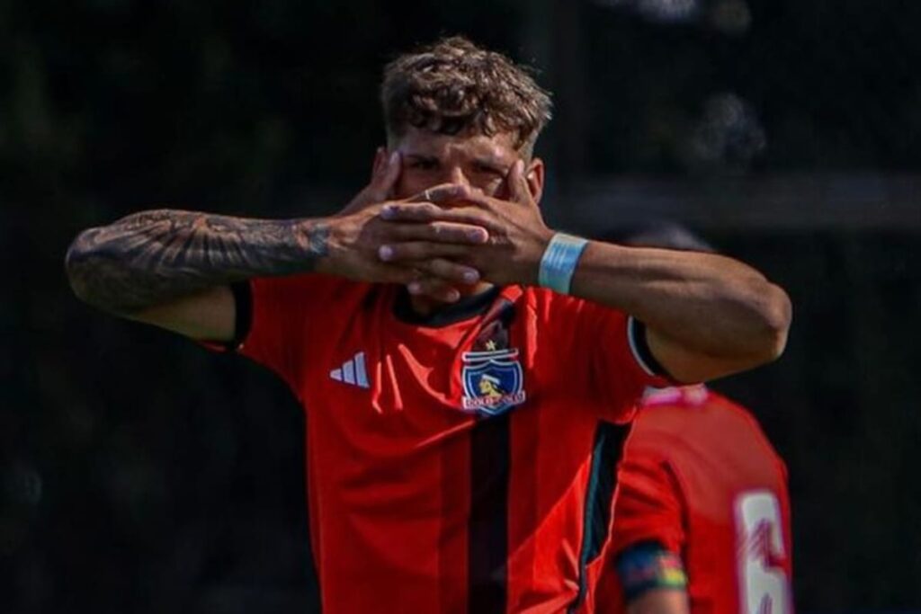 Primer plano a Danilo Saavedra celebrando un gol con la camiseta roja de Colo-Colo.