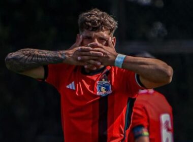 Primer plano a Danilo Saavedra celebrando un gol con la camiseta roja de Colo-Colo.