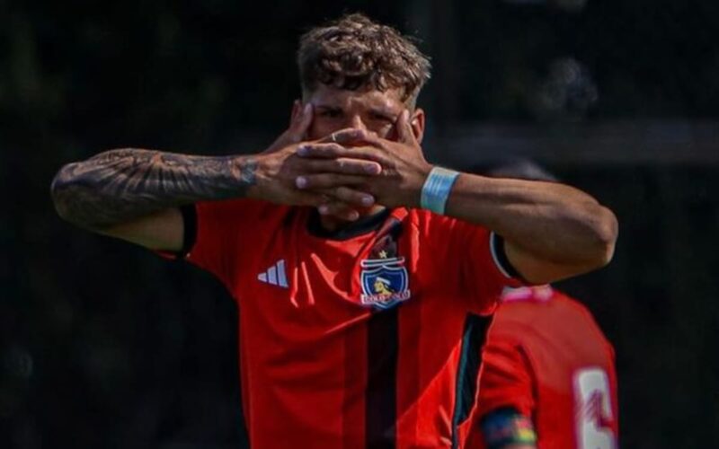 Primer plano a Danilo Saavedra celebrando un gol con la camiseta roja de Colo-Colo.