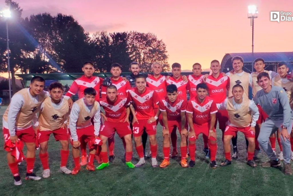 Futbolistas de Deportes Valdivia se abrazan y posan frente a las cámaras tras su primer partido oficial de la temporada 2024.