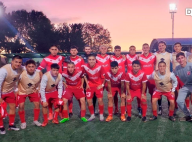 Futbolistas de Deportes Valdivia se abrazan y posan frente a las cámaras tras su primer partido oficial de la temporada 2024.