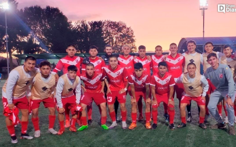 Futbolistas de Deportes Valdivia se abrazan y posan frente a las cámaras tras su primer partido oficial de la temporada 2024.