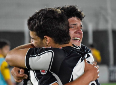 Bautista Giannoni abraza a un compañero de Club Atlético Liniers en plena celebración durante la temporada 2022.